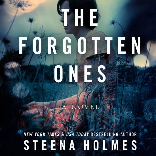Boekcover: THE FORGOTTEN ONES, roman door Steena Holmes. Een vrouw zit in het gras.
