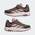 Twee bruine kinderschoenen met roze en beige accenten, klittenbandsluiting en Adidas strepen.