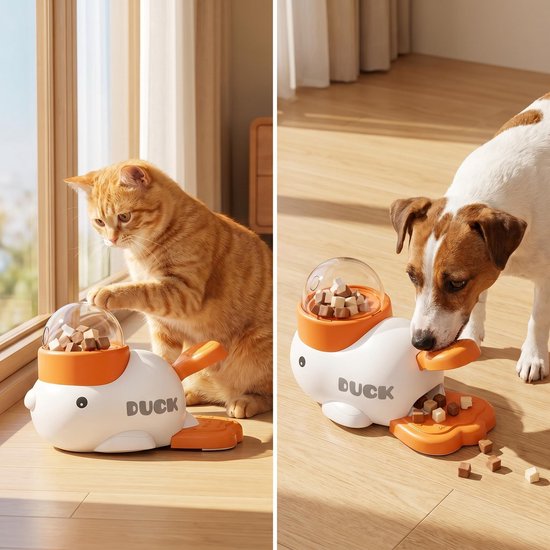 Een oranje kat speelt met een wit eendvormig snackdispenser. Een Jack Russell terrier likt aan dezelfde dispenser.