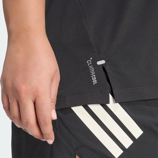 Detail van zwart Adidas shirt met Climacool tekst en split aan de zijkant.