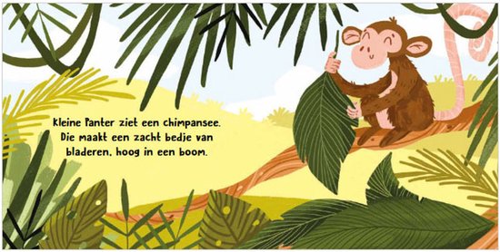 Bruine chimpansee met witte wangen zit op een tak in een jungle en houdt een blad omhoog.