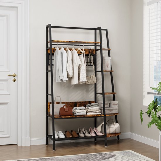 Open kledingrek met zwart metalen frame, houten planken en hangrek. Met schoenenrek, tassen en opbergdozen.