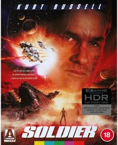 Hoes van de film Soldier in 4K Ultra HD. Close-up van Kurt Russell met een ruimte-slag op de achtergrond.