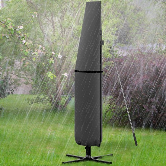 Grijze parasolhoes, staand in de regen, met stevige basis en stok.