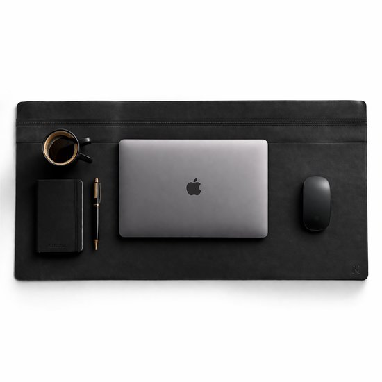 Zilverkleurige laptop, zwart notitieboek, gouden pen, koffiekopje en zwarte muis op bureaulegger.