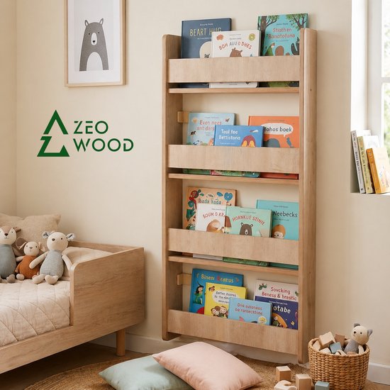 Een kinderkamer met een houten boekenkast vol met gekleurde kinderboeken, naast een kinderbed.