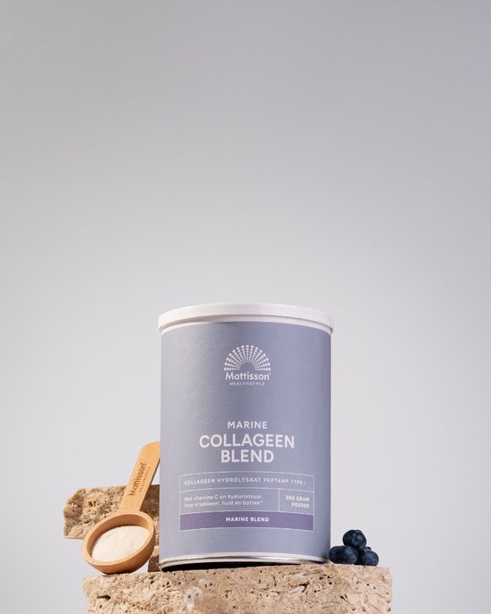 Mattisson Marine Collageen Blend in paarse en blauwe bus, met schepje poeder en bosbessen.
