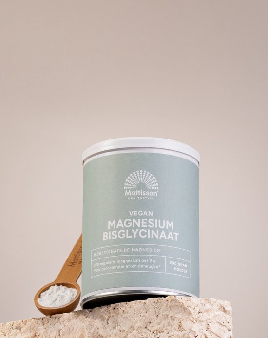 Groenblauw blik Mattisson Vegan Magnesium Bisglycinaat Poeder op een steen, met een houten schepje.