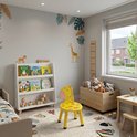 Kinderkamer met een gele giraf kinderstoel op een ronde, witte vloerkleed met dierenprints.