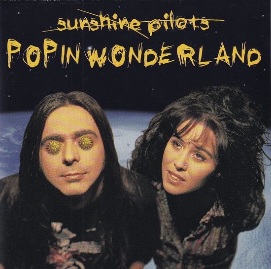 Sunshine Pilots album "Pop In Wonderland" met op de voorgrond een man en vrouw met fantasierijke oogmake-up.