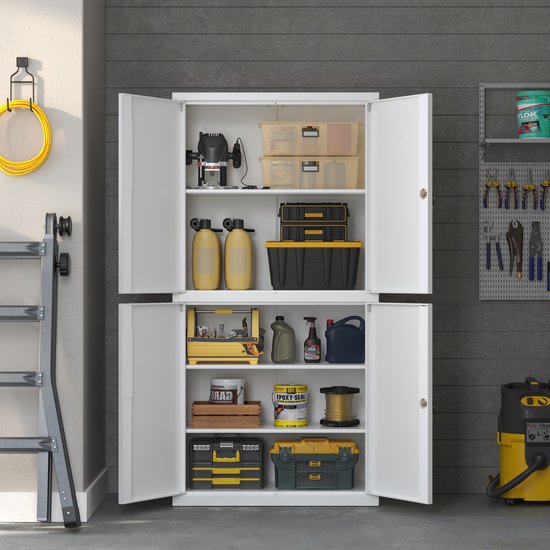 Witte metalen archiefkast in een garage, vol met gereedschap, verfblikken, vloeistoffen en opbergbakken.