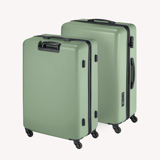 Twee saliegroene koffers met zwarte accenten, staand op een witte achtergrond.