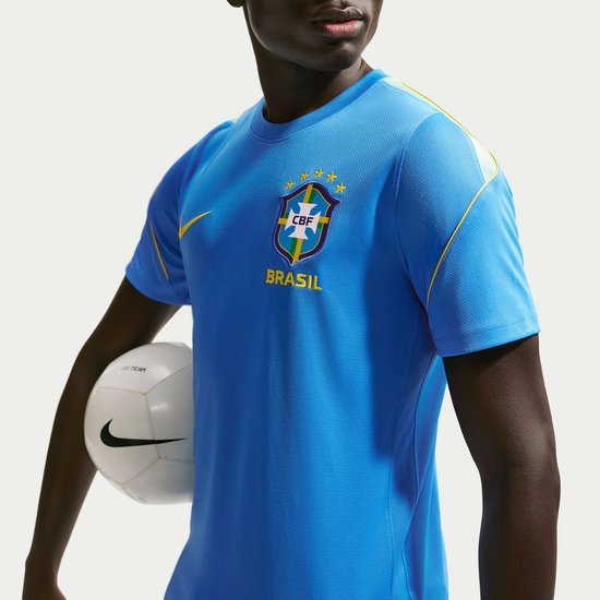 Blauw sportshirt met het "CBF BRASIL" logo, gele accenten en een voetbal.