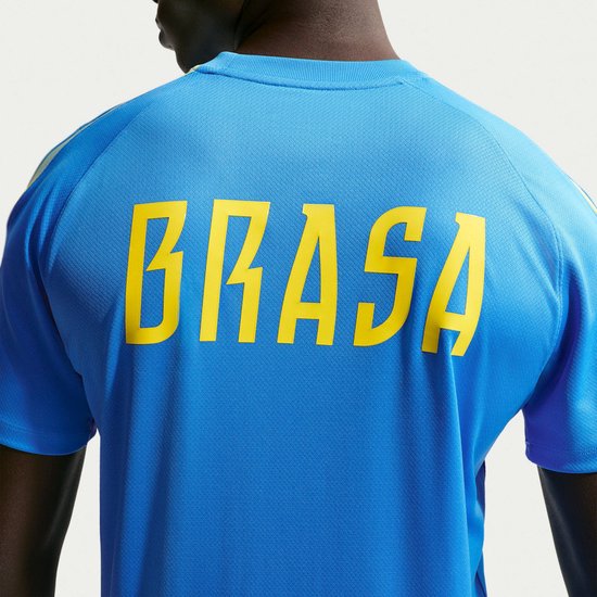 Blauw sportshirt met gele tekst "BRASA" op de rug.