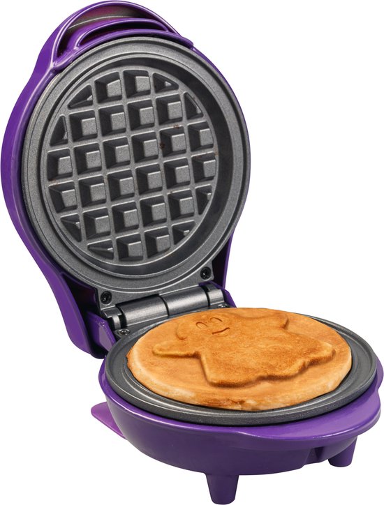 Paars wafelijzer, open met een geestvormige wafel met gezicht erop.