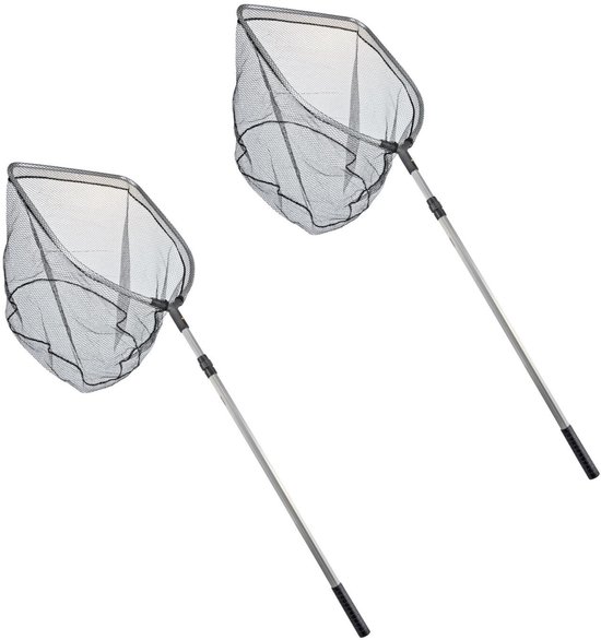 Twee zwarte visnetten met aluminium steel, wit op de achtergrond.