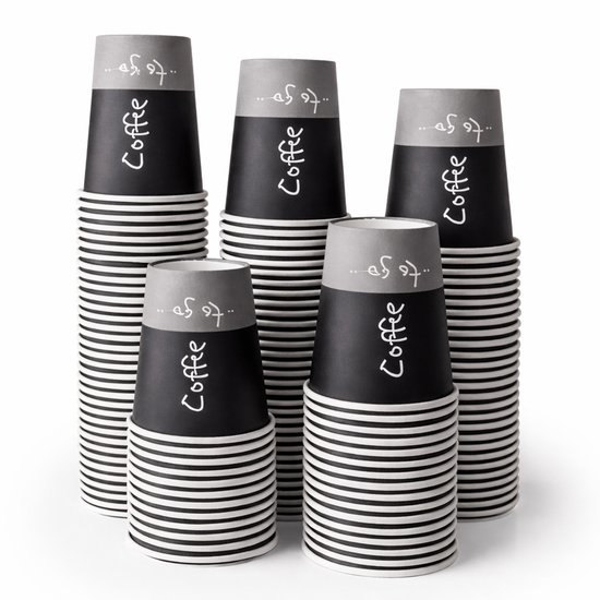 Vijf stapels kartonnen koffiebekers met witte strepen en een zwart/grijs gedeelte met de tekst 'Coffee to go...'. Omringd door koffiebonen op een houten achtergrond.
