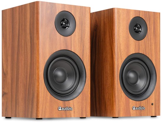 Twee houten boekenplankluidsprekers, elk met een zwarte woofer en tweeter. Ze staan op zwarte voetjes.