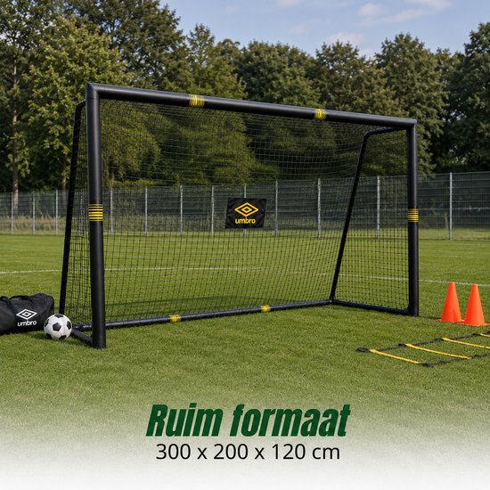 Zwart Umbro voetbaldoel van 300x200x120 cm met gele accenten op gras.