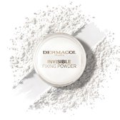 Een potje witte Dermacol Invisible Fixing Poeder, met deksel omhoog, op een witte poedernevel.