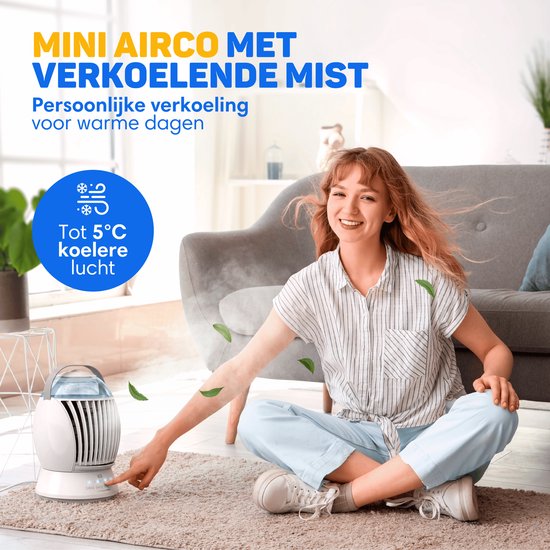 Vrouw zit op de grond naast een mini airco die verkoelende mist produceert. Tekst: 'MINI AIRCO MET VERKOELENDE MIST'.