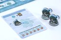 Twee schildpadden figuren staan op stenen in het water. Ernaast een kaart met 'Schildpad' en scoretabel.