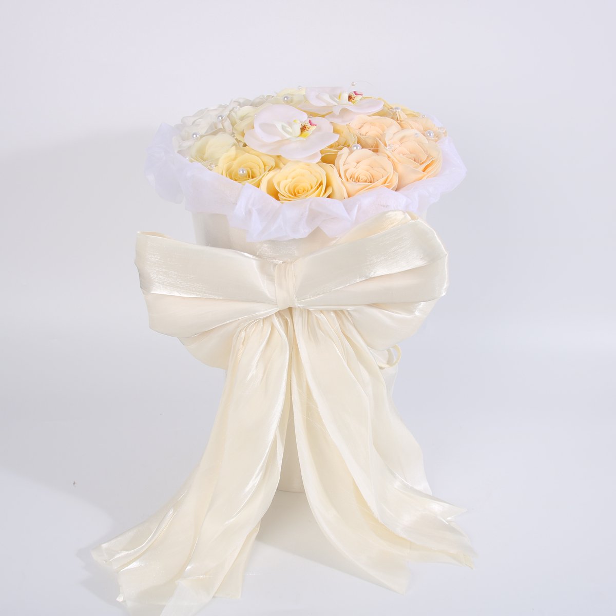 Kunstbloemen Boeket met Kunstrozen & Orchideeën – Luxe Nepbloemen Arrangement Crème/Wit – Zijdebloemen Boeket met Grote Strik – Woondecoratie LA ROSELLE AMSTERDAM