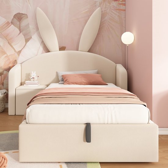 Beige kinderbed met konijnenoren en opbergruimte onder het matras.