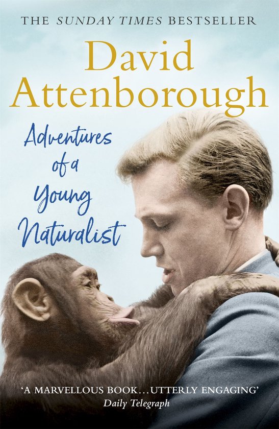 Couverture de livre : David Attenborough regarde un jeune chimpanzé qui tient son bras. Le titre est 'Adventures of a Young Naturalist'.