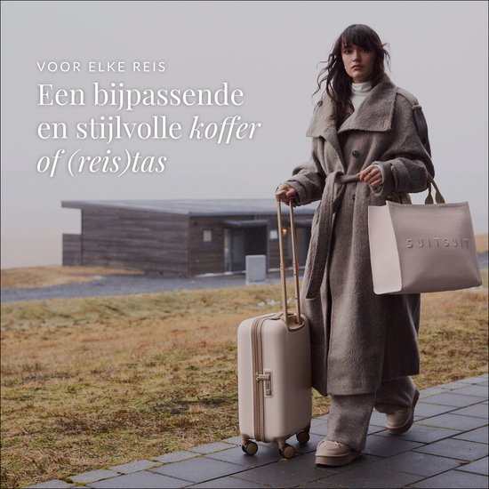 Model met beige koffer en witte SUITSUIT reistas, reizend met bagage.