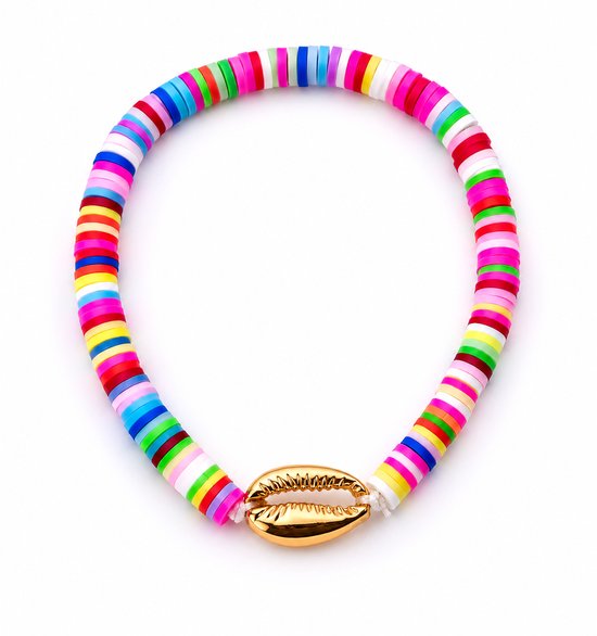 Pendentif coquillage doré sur un collier de perles colorées en polymère.