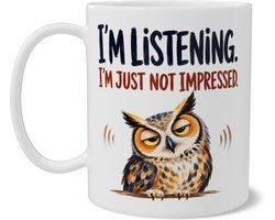 Mok met uil en sarcastische tekst I'm Listening - grappige unimpressed owl illustratie - cadeau voor collega, vriend of uilenfan