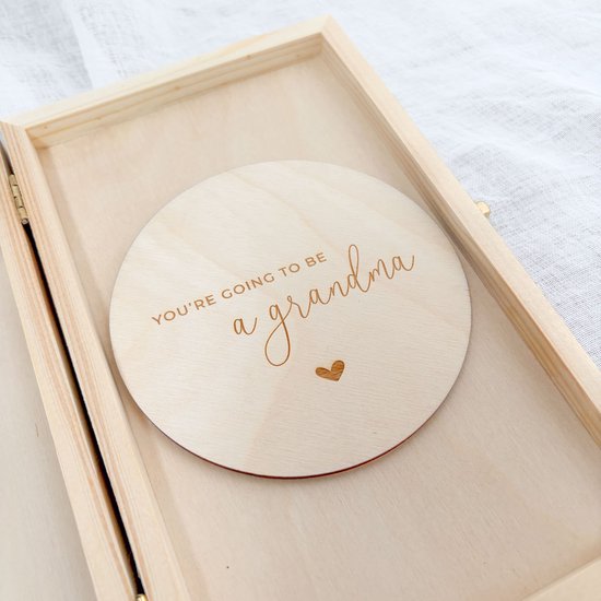 You're going to be a grandma - aankondigingsdoosje met cirkel - zwangerschapsaankondiging - vertellen dat je zwanger bent - houten cirkel — afbeelding 3