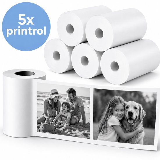 Vijf witte rollen printpapier voor een foto printer, met een foto van een gezin op het strand en een meisje met een hond.