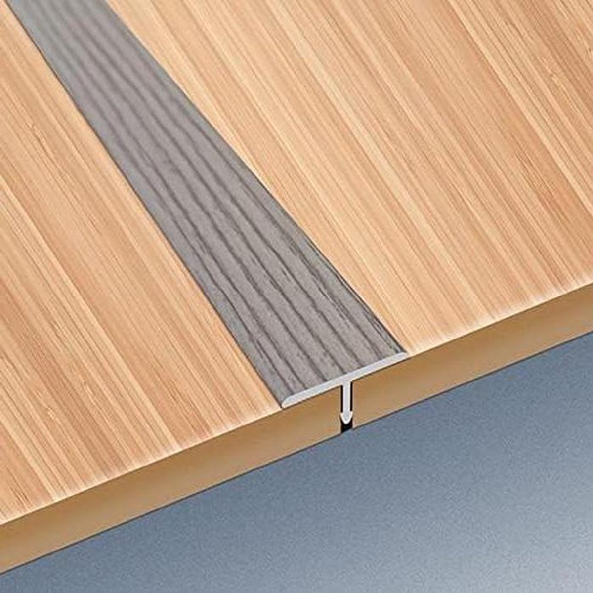 Drempelplaten voor binnen, metalen T-profiel overgangsstrip, zelfklevende tapijtrandafwerking, grijze drempelplaat voor vlakke vloeren, randafwerking met houtlook (breedte 25 mm, lengte 145 cm (57 inc