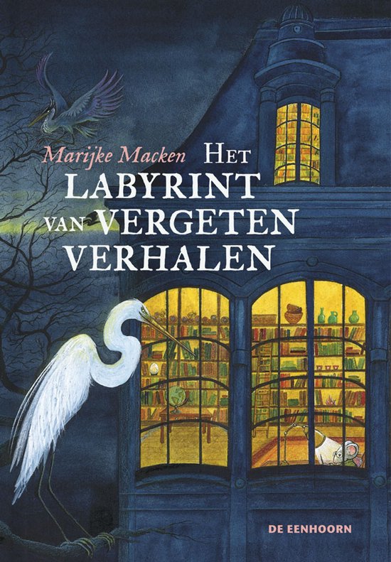 Boekcover van "Het Labyrint van Vergeten Verhalen" met een ooievaar en muis voor een huis met veel boeken.