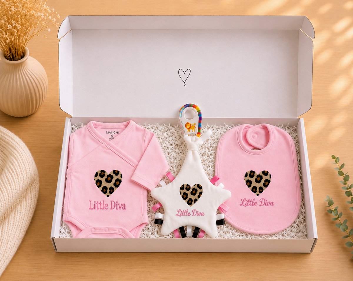 Blijeitje - Kraampakket meisje Luxe 3-delige babycadeauset - Kraamcadeau meisje met Panterprint Overslag Romper, Speendoekje & Slabbetje - Little Diva Design