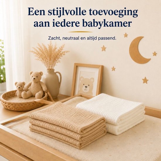 Een stapel beige en een witte hydrofiele doek op een babykamer commode. De doeken zijn zacht en neutraal.