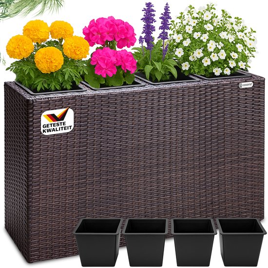 Bruine plantenbak van polyrattan met kleurrijke bloemen in 4 vakken. Zwarte binnenpotten los erbij.
