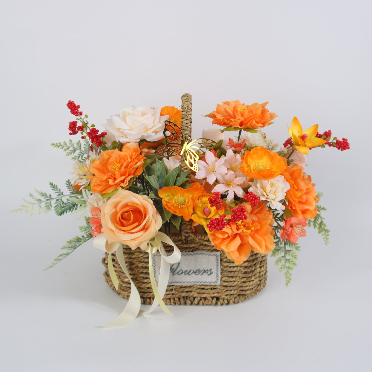 La Roselle Amsterdam Bloemenmandje inclusief Basket – sfeer Kunstbloemen Arrangement in Rieten Mand – Oranje, Crème en Gele kunstbloem - feestdagen cadeau Oranje, crème, geel, perzik en rood