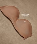 Een beige strapless beugel-bh met de tekst 'ULTRA THIN PADDING'.