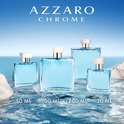 Vier maten Azzaro Chrome geuren in glazen flacons op het water.
