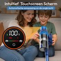 Moeder en zoon kijken naar een blauwe steelstofzuiger met een touchscreen dat 100% aangeeft.