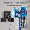 Blauwe steelstofzuiger wordt opgeladen aan een zwarte muurbevestiging.