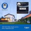 Tapo C545D beveiligingscamera met 165° groothoeklens en 6mm telelens. Getoond op een huis met nummerbord HWA 2368.