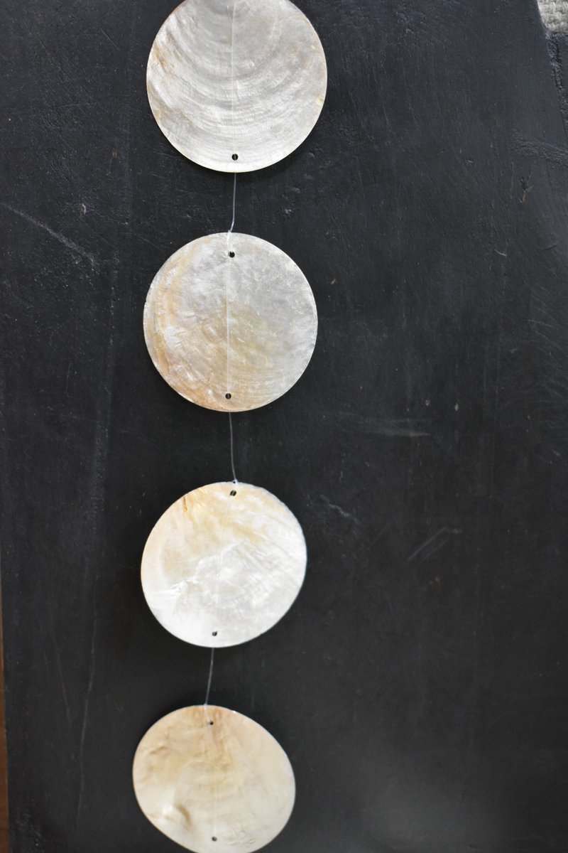 Capiz slinger / hanger ByBazz Goud 190 cm - schelpenslinger - wanddecoratie schelpenhanger - Boho / Ibiza - Capiz woonslinger - Capiz hanger - Schelpenslinger Capiz