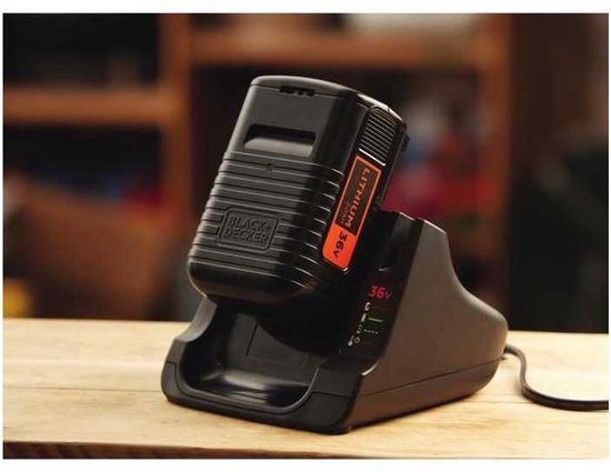 Black+Decker 36V lithium-ion accu wordt opgeladen in een zwart laadstation.