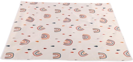 Vouwbare baby speelmat met patroon van regenboogjes en druppels in oranje, rood, bruin en zwart.