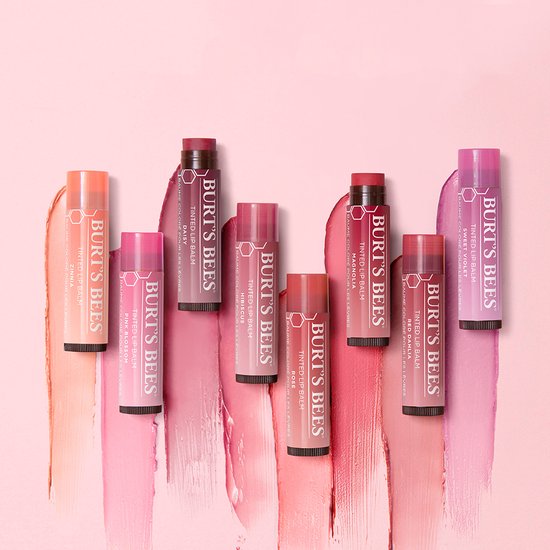 Assortiment Burt's Bees getinte lippenbalsems in verschillende kleuren en tubes, met strepen van bijpassende kleuren erachter.