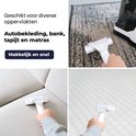 Het apparaat reinigt een beige bank, een tapijt met grijze en beige patronen en een wit matras.